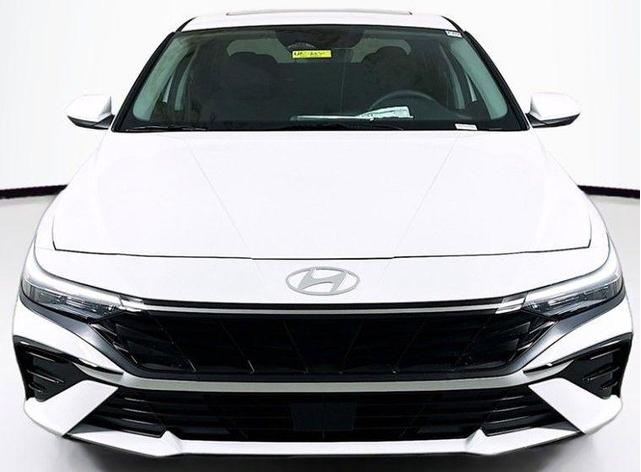Photo of 2025 White Hyundai ELANTRA
