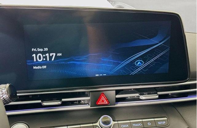 Photo of 2025 White Hyundai ELANTRA