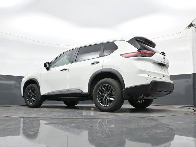 Photo of 2024 Glacier White Nissan Rogue