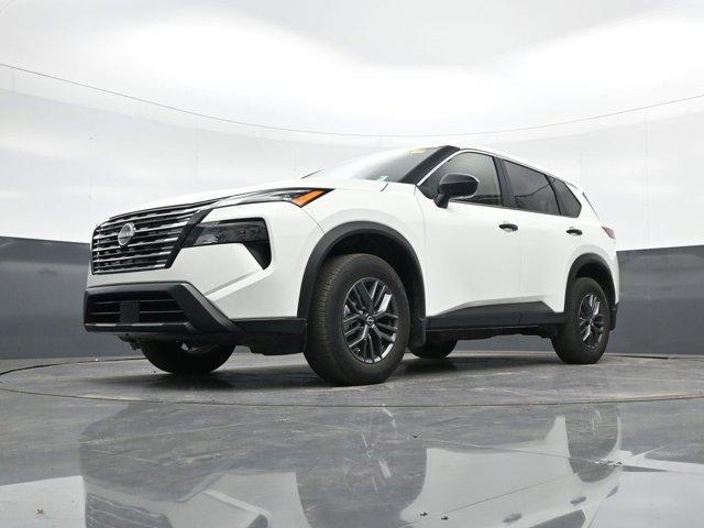 Photo of 2024 Glacier White Nissan Rogue