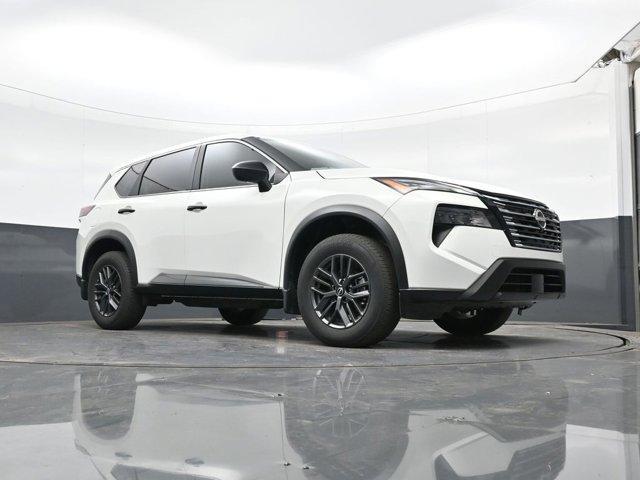 Photo of 2024 Glacier White Nissan Rogue