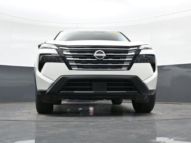 Photo of 2024 Glacier White Nissan Rogue
