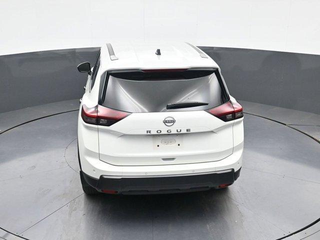 Photo of 2024 Glacier White Nissan Rogue