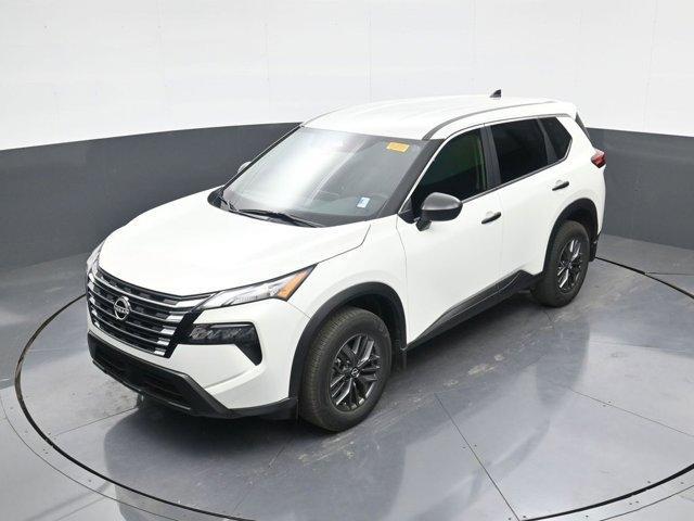 Photo of 2024 Glacier White Nissan Rogue