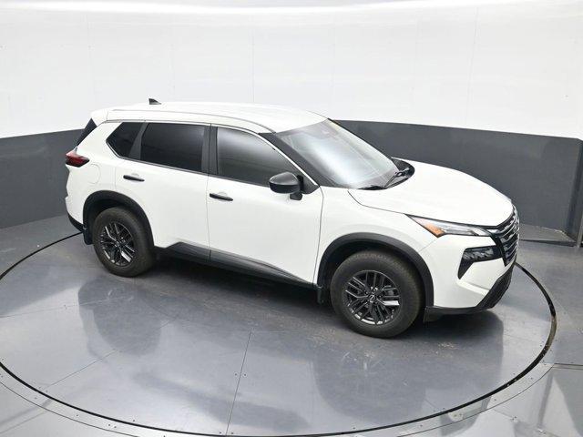 Photo of 2024 Glacier White Nissan Rogue