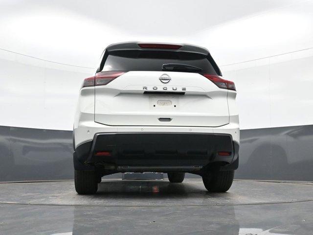 Photo of 2024 Glacier White Nissan Rogue