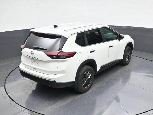 Photo of 2024 Glacier White Nissan Rogue