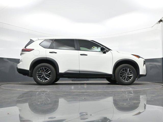 Photo of 2024 Glacier White Nissan Rogue