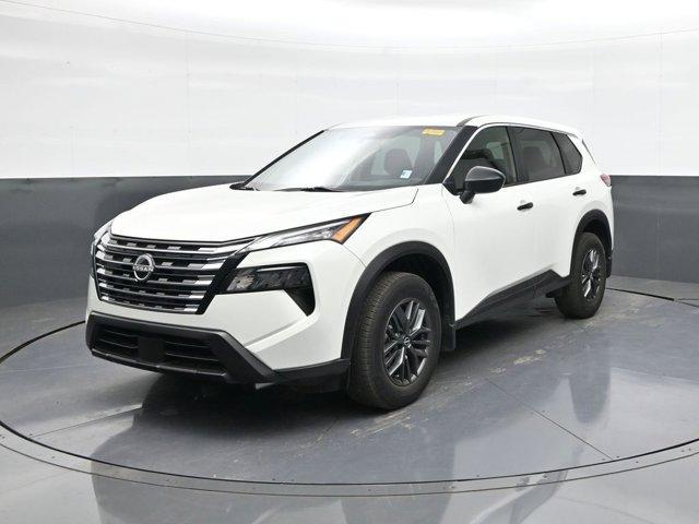 Photo of 2024 Glacier White Nissan Rogue