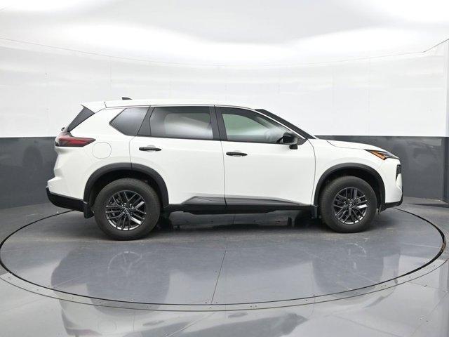 Photo of 2024 Glacier White Nissan Rogue
