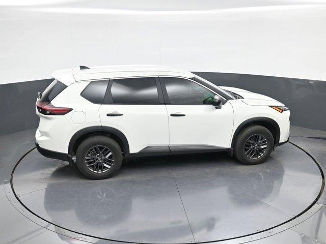 Photo of 2024 Glacier White Nissan Rogue