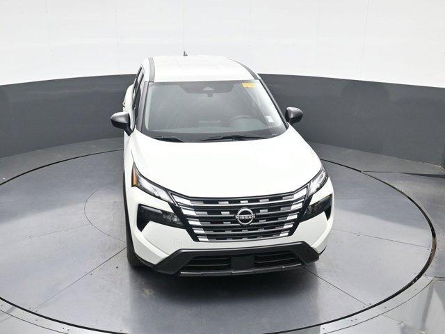 Photo of 2024 Glacier White Nissan Rogue