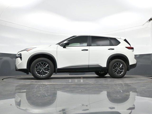 Photo of 2024 Glacier White Nissan Rogue