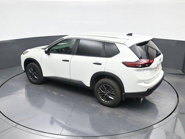 Photo of 2024 Glacier White Nissan Rogue