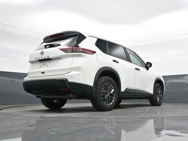 Photo of 2024 Glacier White Nissan Rogue