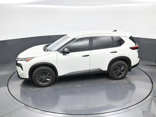 Photo of 2024 Glacier White Nissan Rogue