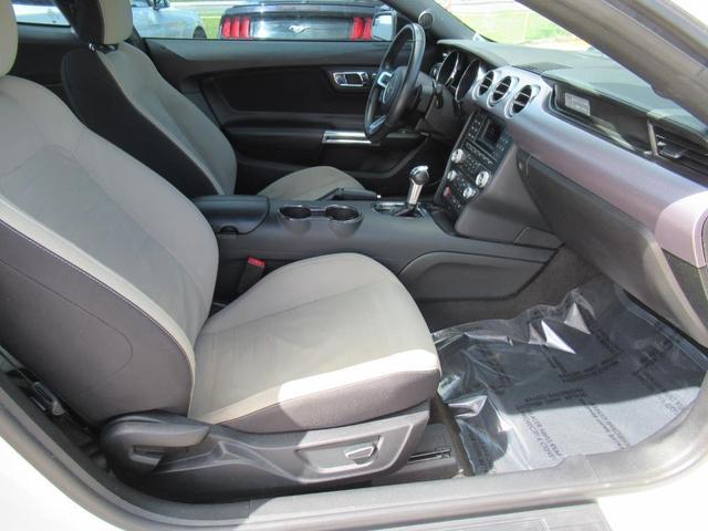 Photo of 2017 White Platinum Metallic Tri-Coat Ford Mustang