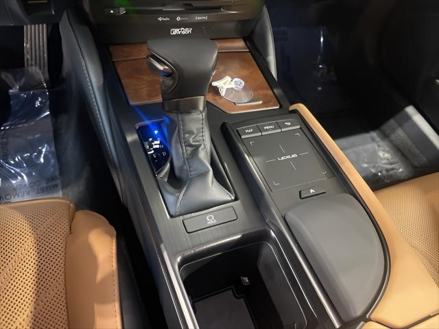 Photo of 2022 Eminent White Pearl Lexus ES 350