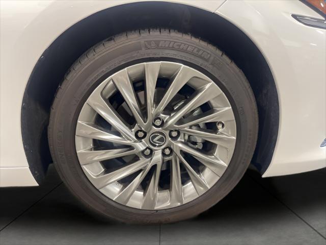 Photo of 2022 Eminent White Pearl Lexus ES 350