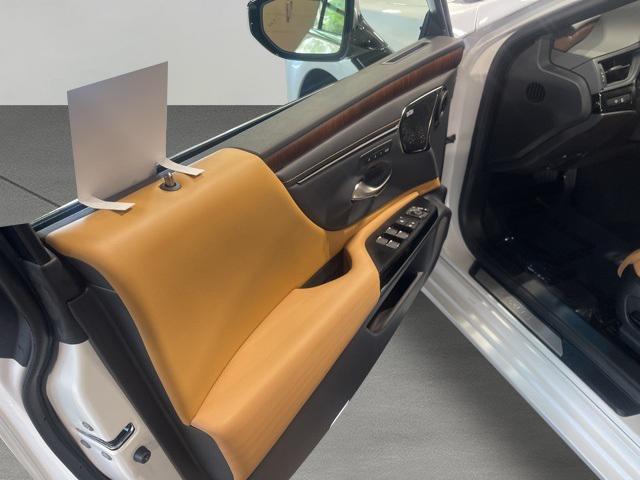 Photo of 2022 Eminent White Pearl Lexus ES 350
