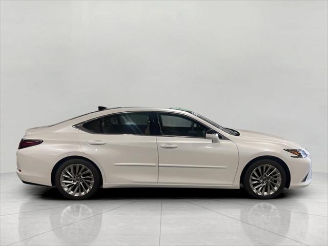 Photo of 2022 Eminent White Pearl Lexus ES 350