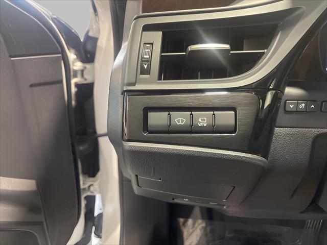 Photo of 2022 Eminent White Pearl Lexus ES 350