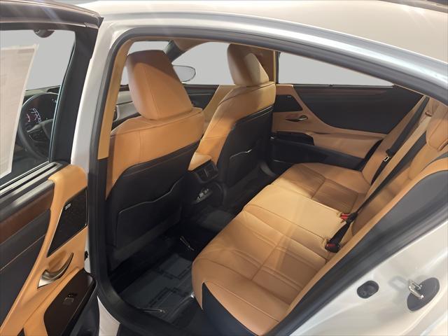Photo of 2022 Eminent White Pearl Lexus ES 350