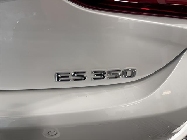 Photo of 2022 Eminent White Pearl Lexus ES 350
