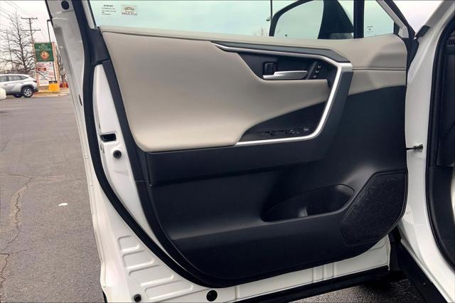 Photo of 2024 White Toyota RAV4