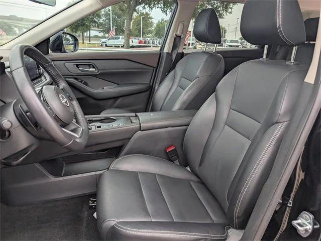 Photo of 2022 Super Black Nissan Rogue
