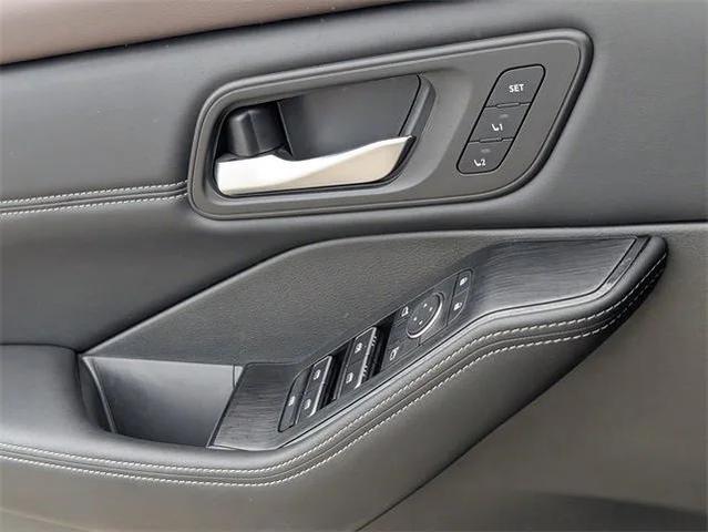 Photo of 2022 Super Black Nissan Rogue