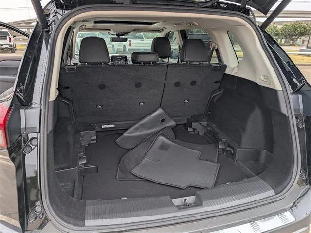 Photo of 2022 Super Black Nissan Rogue