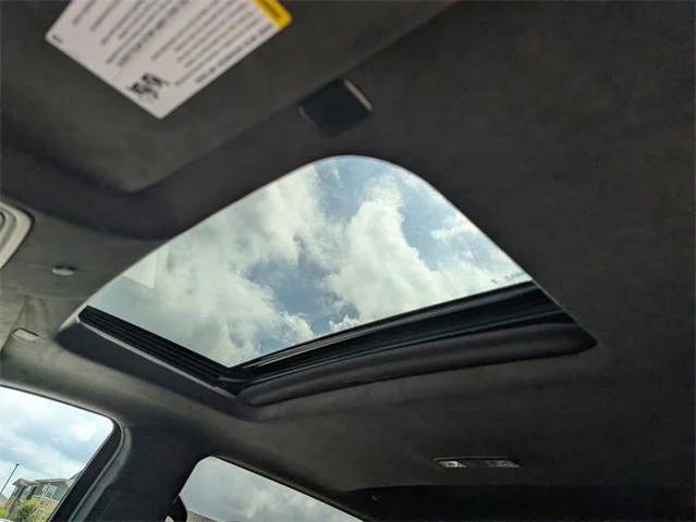 Photo of 2025 Summit White GMC Sierra 1500