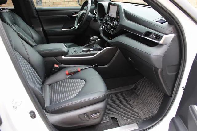 Photo of 2023 White Toyota Highlander