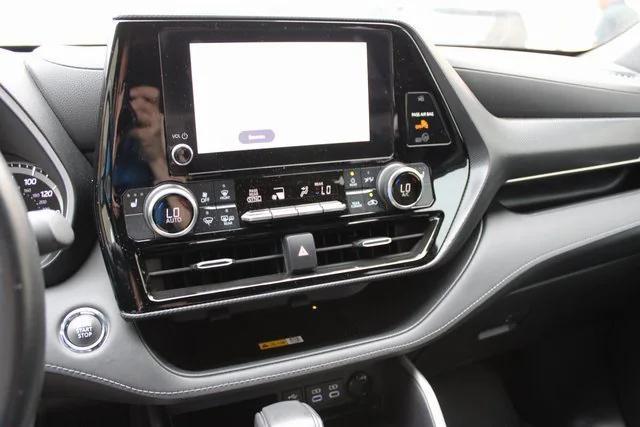 Photo of 2023 White Toyota Highlander
