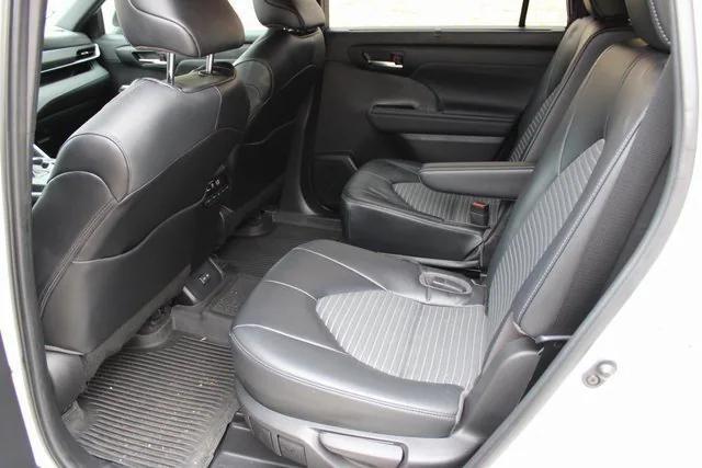 Photo of 2023 White Toyota Highlander