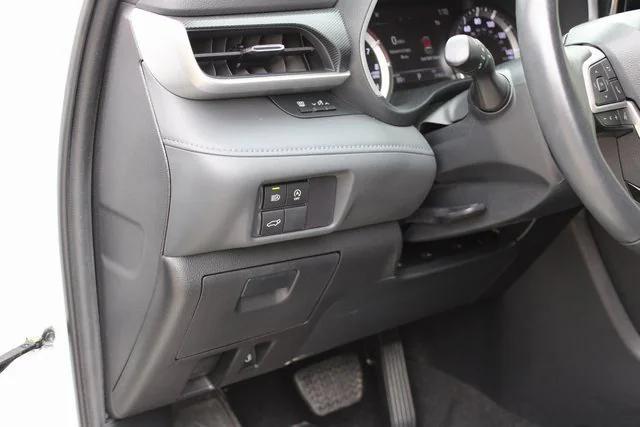 Photo of 2023 White Toyota Highlander