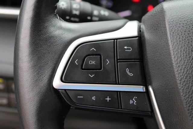 Photo of 2023 White Toyota Highlander