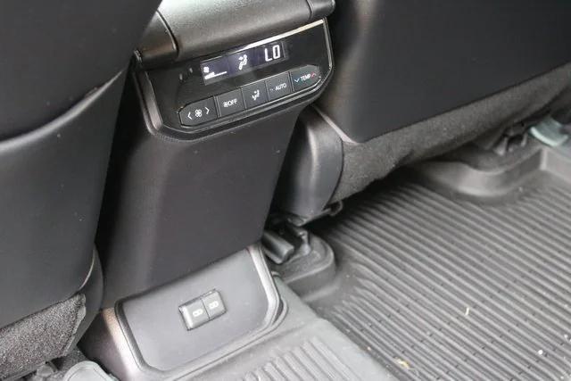 Photo of 2023 White Toyota Highlander