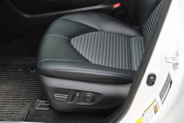 Photo of 2023 White Toyota Highlander