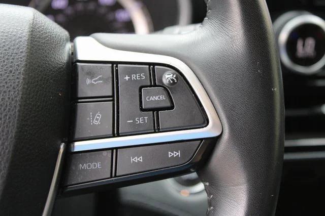 Photo of 2023 White Toyota Highlander