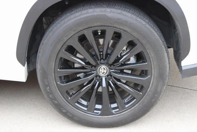 Photo of 2023 White Toyota Highlander