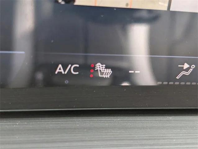 Photo of 2025 White Frost Tricoat Buick Envision