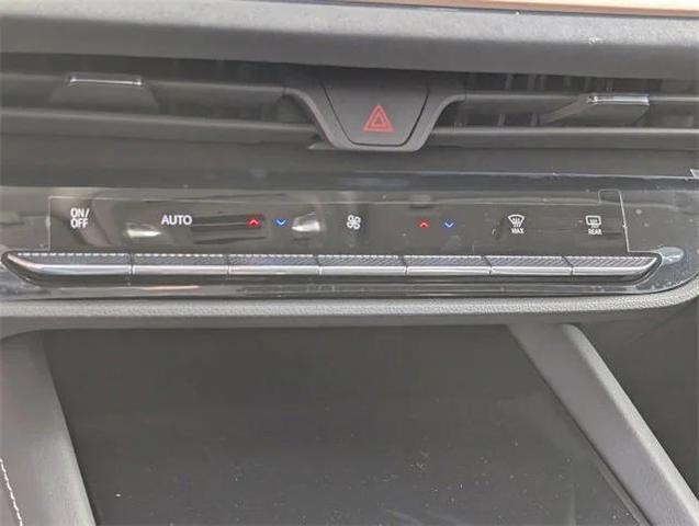 Photo of 2025 White Frost Tricoat Buick Envision