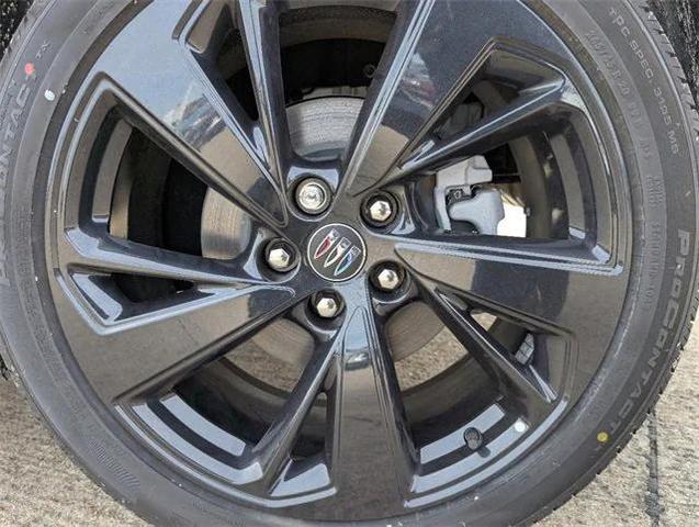 Photo of 2025 White Frost Tricoat Buick Envision