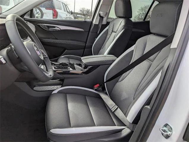 Photo of 2025 White Frost Tricoat Buick Envision