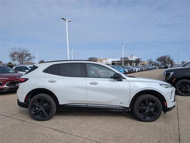 Photo of 2025 White Frost Tricoat Buick Envision