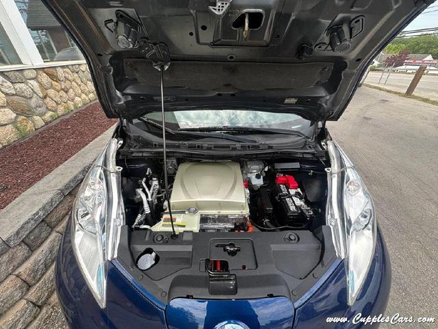 Photo of 2016 Gray Nissan Leaf