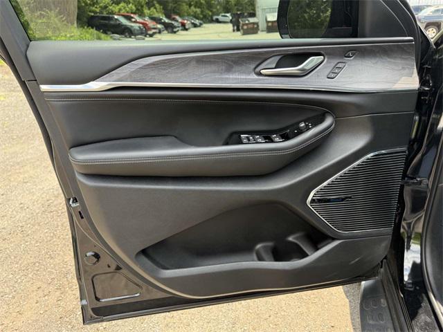 Photo of 2024 Diamond Black Crystal Pearlcoat Jeep Grand Cherokee 4xe