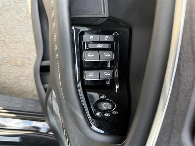 Photo of 2024 Diamond Black Crystal Pearlcoat Jeep Grand Cherokee 4xe